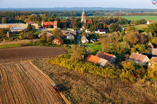 Lubiechow Gorny, panorama wsi od strony S. EU, Pl, Lubuskie. Lotnicze.